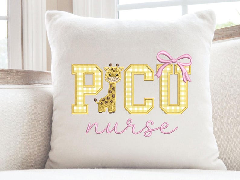 Puede incluir: Coj&iacute;n cuadrado blanco con el texto "PICO nurse" en amarillo y rosa. Las letras "PICO" tienen un dise&ntilde;o de cuadros amarillos con una jirafa en el medio. Un lazo rosa est&aacute; encima de la "O". La palabra "nurse" est&aacute; escrita en rosa.
