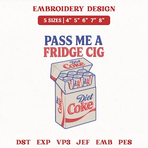 Puede incluir: Un diseño de bordado que presenta una caja de cigarrillos llena de latas de Diet Coke. El texto "PASS ME A FRIDGE CIG" está encima de la caja. Disponible en 5 tamaños: 10 cm, 13 cm, 15 cm, 18 cm y 20 cm.