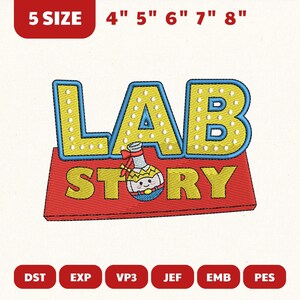 Könnte beinhalten: Gesticktes Design mit den Worten "LAB STORY" in Gelb und Blau, und einer Cartoon-Becher-Illustration. Das Design befindet sich auf einem roten Hintergrund. Größen von 10,16 bis 20,32 cm. Enthält verschiedene Stickdateiformate.