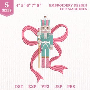Puede incluir: Un diseño de bordado para máquinas que muestra un cascanueces en color verde azulado y rosa con un sombrero alto, sosteniendo un bastón dorado, frente a un gran lazo rosa. El texto incluye 5 SIZES, 4" 5" 6" 7" 8", EMBROIDERY DESIGN FOR MACHINES, DST, EXP, VP3, JEF, PES.