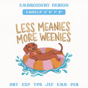 Könnte beinhalten: Ein Stickmuster mit einem braunen Dackel, der auf einem rosa-orange gestreiften Schwimmring im blauen Wasser liegt. Der Text lautet "LESS MEANIES MORE WEENIES" in beigen Buchstaben. Das Design enthält Angaben für 5 Größen von 4" bis 8" und Dateiformate.