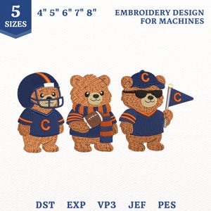 Puede incluir: Diseño de bordado a máquina con tres osos marrones en ropa deportiva azul marino y naranja. Un oso lleva casco de fútbol americano, otro una bufanda con un balón, y otro una gorra y gafas de sol con una bandera con una C. Texto: 5 SIZES 4" 5" 6" 7" 8" EMBROIDERY DESIGN FOR MACHINES y formatos DST EXP VP3 JEF PES.