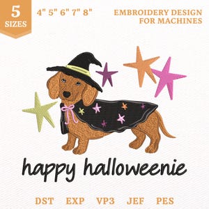 Könnte beinhalten: Ein Stickmuster für Maschinen mit einem braunen Dackel, der einen schwarzen Hexenhut und einen schwarzen Umhang mit kleinen Sternen trägt. Das Design enthält bunte Sterne und den Text "happy halloweenie" mit "5 SIZES 4" 5" 6" 7" 8"" sowie Dateiformaten.