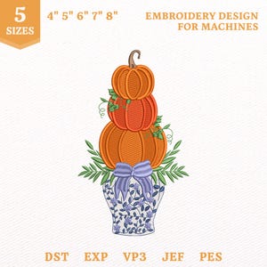 Könnte beinhalten: Ein Stickmuster für Maschinen mit einem Stapel aus drei orangefarbenen Kürbissen in einer blau-weißen Blumenvase mit einer hellvioletten Schleife. Der Text lautet 5 SIZES 4" 5" 6" 7" 8" EMBROIDERY DESIGN FOR MACHINES und Dateiformate DST EXP VP3 JEF PES.