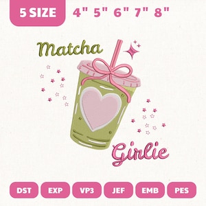 Pode incluir: Um design bordado com uma bebida matcha num copo transparente com um coração rosa, palhinha e laço. O design inclui as palavras "Matcha" e "Girlie", com estrelas. Disponível em 5 tamanhos, de 10 cm a 20 cm.