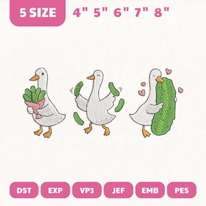 Pode incluir: Design de bordado com três gansos de desenho animado. Um ganso segura um buquê, outro dança com picles e o terceiro abraça um picles grande. O design inclui tamanhos de 10 cm a 20 cm e vários formatos de arquivo.