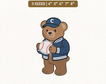 Op de afbeelding: Een borduurontwerp met een bruine teddybeer met een blauwe baseballpet met een witte "C" en een blauw jasje, die een honkbal vasthoudt. Het ontwerp is verkrijgbaar in 5 maten: 10 cm, 13 cm, 15 cm, 18 cm en 20 cm.