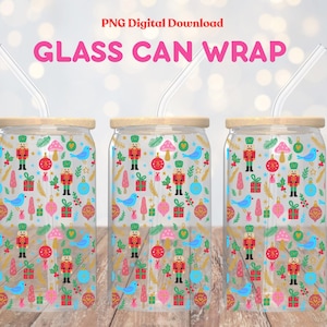 Może przedstawiać: Trzy szklane osłony na puszki z świątecznym świątecznym wzorem. Każda osłona ma powtarzający się wzór dziadków do orzechów, ptaków, ozdób i prezentów w kolorze czerwonym, zielonym, różowym i niebieskim. Widoczny jest tekst "PNG Digital Download" i "GLASS CAN WRAP".