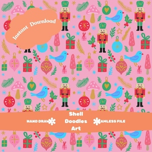 Może przedstawiać: Różowy bezszwowy wzór z bożonarodzeniowymi ilustracjami. Projekt zawiera dziadki do orzechów, ozdoby, ptaki, prezenty, grzyby i płatki śniegu. Obecny jest również tekst "Instant Download", "Shell Doodles Art" i "Seamless File".