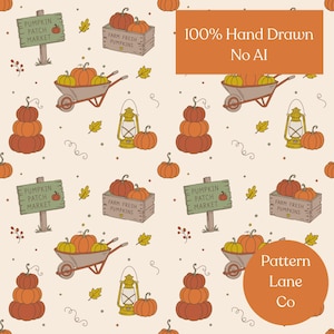 Op de afbeelding: Een herhalend patroon met handgetekende illustraties van pompoenen, kruiwagens, houten kisten, lantaarns en borden met de tekst "Pumpkin Patch Market" en "Farm Fresh Pumpkins". Het ontwerp bevat de tekst "100% Hand Drawn No AI" en "Pattern Lane Co."