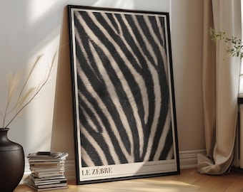 Puede incluir: Una lámina de arte mural rectangular enmarcada que presenta un patrón de rayas de cebra en blanco y negro de alto contraste. La impresión incluye el texto LE ZÉBRE en la esquina inferior izquierda y texto más pequeño en la esquina inferior derecha, todo en un marco negro.