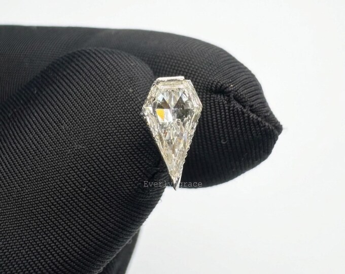 Engraved Silhouette Diamond Threaded Stud Earring