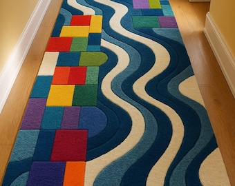 Op de afbeelding: Een rechthoekige loper met een patroon van golvende blauwe lijnen en veelkleurige geometrische blokken in rood, geel, groen, oranje en paars. De tekst "Modern hand-tufted wool runner u aoplogocilogr etee" staat eronder afgedrukt.
