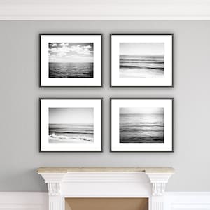Puede incluir: Cuatro impresiones enmarcadas en blanco y negro de paisajes marinos exhibidas sobre una chimenea. Las impresiones presentan varias escenas del mar, incluyendo olas y cielos nublados. El texto en la parte inferior dice: DISPLAY IDEA - PRINTS ARE NOT MATTED / FRAMED.