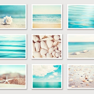 Puede incluir: Una colecci&oacute;n de nueve impresiones art&iacute;sticas cuadradas con escenas costeras. Las impresiones muestran im&aacute;genes de conchas marinas, olas del oc&eacute;ano, playas arenosas y una estrella de mar. La paleta de colores incluye tonos de azul, blanco y beige, evocando un tema de playa sereno.