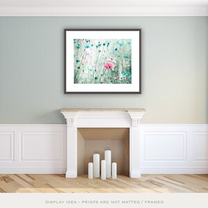 Pode incluir: Uma impress&atilde;o emoldurada de um campo de flores silvestres rosa e azuis. A obra de arte &eacute; exibida acima de uma lareira branca com velas. O texto na parte inferior diz "DISPLAY IDEA - PRINTS ARE NOT MATTED / FRAMED."
