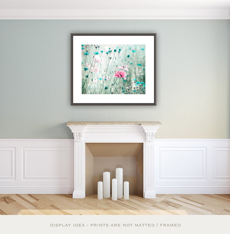 Pode incluir: Uma impress&atilde;o emoldurada de um campo de flores silvestres rosa e azuis. A obra de arte &eacute; exibida acima de uma lareira branca com velas. O texto na parte inferior diz "DISPLAY IDEA - PRINTS ARE NOT MATTED / FRAMED."