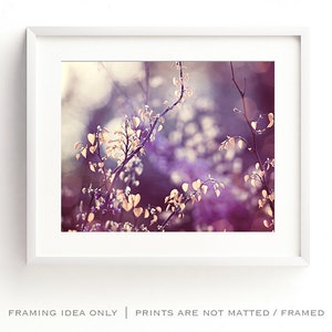 Pu&ograve; includere: Una stampa artistica incorniciata con un primo piano di delicati rami con piccole foglie chiare su uno sfondo morbido e sfocato viola e bianco. La stampa &egrave; in una cornice bianca. Il testo in basso recita "FRAMING IDEA ONLY | PRINTS ARE NOT MATTED / FRAMED".