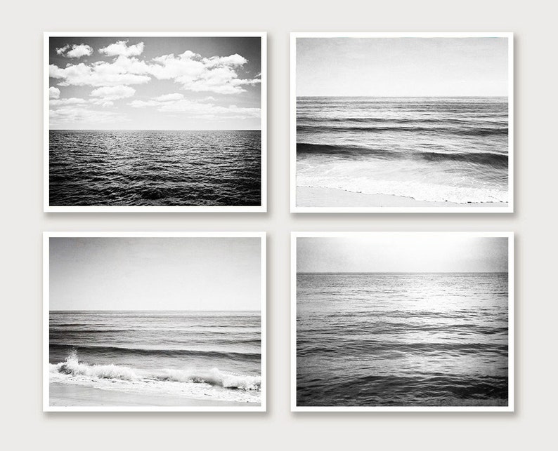 Puede incluir: Conjunto de cuatro impresiones de paisajes marinos en blanco y negro. Las impresiones representan varias escenas oce&aacute;nicas, incluyendo olas, el horizonte y un cielo nublado. Cada impresi&oacute;n est&aacute; enmarcada en un cuadrado blanco.
