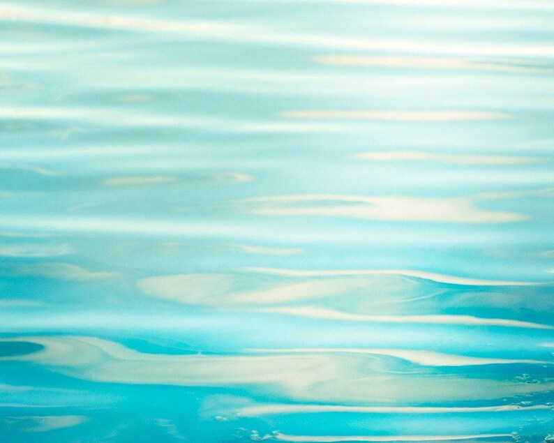 Puede incluir: Imagen abstracta de agua con un degradado de tonos azules y turquesas. La superficie del agua tiene suaves ondulaciones y reflejos, creando una sensaci&oacute;n de profundidad y movimiento. El efecto general es sereno y calmante.