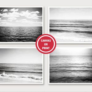 Puede incluir: Cuatro impresiones en blanco y negro de paisajes marinos. Las im&aacute;genes muestran diferentes vistas del oc&eacute;ano, incluyendo olas, el horizonte y cielos nublados. Un c&iacute;rculo rojo en el centro con el texto "Canvas or Print".