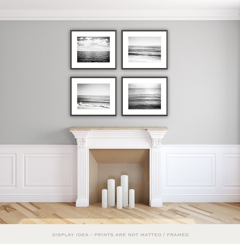 Puede incluir: Cuatro impresiones enmarcadas en blanco y negro de paisajes marinos exhibidas sobre una chimenea. Las impresiones presentan varias escenas del mar, incluyendo olas y cielos nublados. El texto en la parte inferior dice: DISPLAY IDEA - PRINTS ARE NOT MATTED / FRAMED.