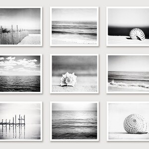 Puede incluir: Una colecci&oacute;n de nueve fotograf&iacute;as cuadradas en blanco y negro que presentan escenas costeras. Las im&aacute;genes incluyen olas del oc&eacute;ano, conchas marinas en la arena, un muelle de madera y una valla desgastada. Las fotograf&iacute;as evocan una sensaci&oacute;n de calma y la belleza del mar.