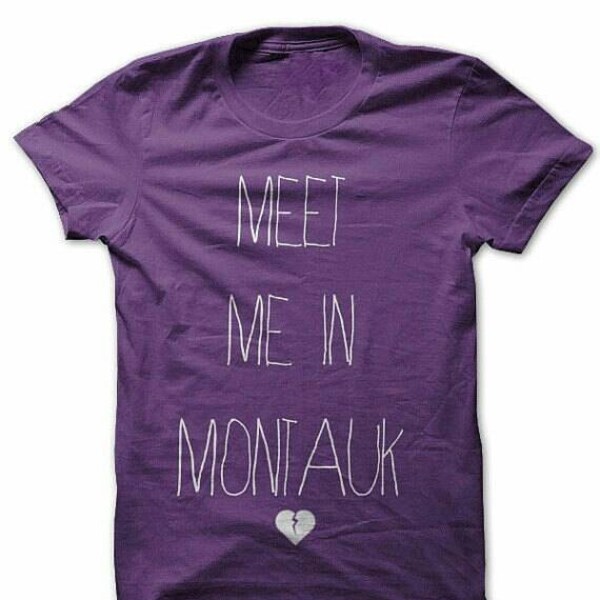 Mens TShirt - Eternal Sunshine - Meet me in Montauk - aubergine paars typografische