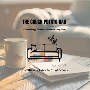 Puede incluir: Una taza blanca y un libro titulado "The Couch Potato Dad" con el subtítulo "20 juegos de baja energía para jugar mientras estás acostado". La portada del libro presenta una ilustración de un sofá y las palabras "DAD" y "The Ultimate Guide for Tired Fathers."
