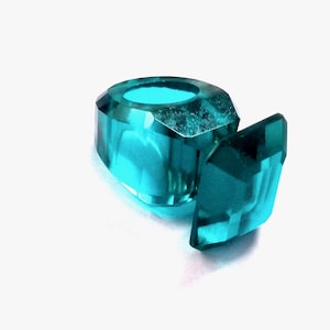 Anillo ovalado octogonal de topacio azul de Londres, alianza geométrica llamativa de color verde azulado intenso.