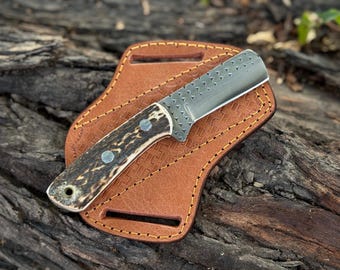 Cuchillo de acero escofina hecho a mano con mango de asta de ciervo y funda de cuero