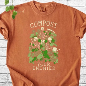 Chemise Comfort Colors® compostez vos ennemis, chemise jardinière amusante, chemise jardin gothique, t-shirt jardinage humour noir, cadeau pour amoureux des plantes Yam