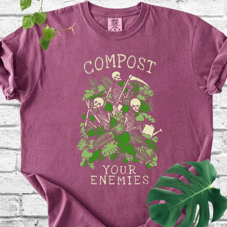 Chemise Comfort Colors® compostez vos ennemis, chemise jardinière amusante, chemise jardin gothique, t-shirt jardinage humour noir, cadeau pour amoureux des plantes Berry