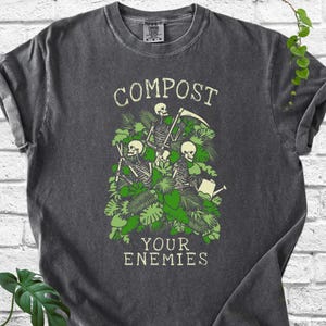 Chemise Comfort Colors® compostez vos ennemis, chemise jardinière amusante, chemise jardin gothique, t-shirt jardinage humour noir, cadeau pour amoureux des plantes Pepper