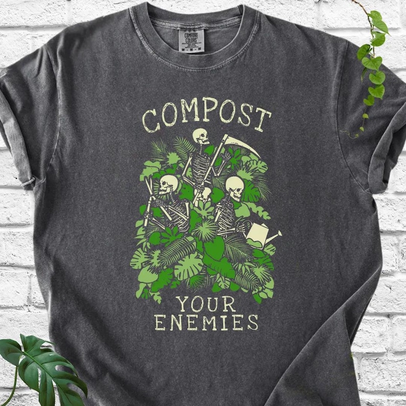 Chemise Comfort Colors® compostez vos ennemis, chemise jardinière amusante, chemise jardin gothique, t-shirt jardinage humour noir, cadeau pour amoureux des plantes Pepper