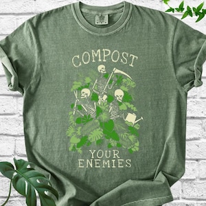 Chemise Comfort Colors® compostez vos ennemis, chemise jardinière amusante, chemise jardin gothique, t-shirt jardinage humour noir, cadeau pour amoureux des plantes Moss