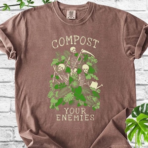Chemise Comfort Colors® compostez vos ennemis, chemise jardinière amusante, chemise jardin gothique, t-shirt jardinage humour noir, cadeau pour amoureux des plantes Espresso