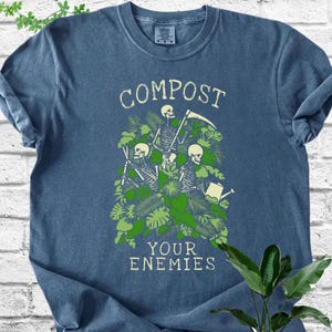 Chemise Comfort Colors® compostez vos ennemis, chemise jardinière amusante, chemise jardin gothique, t-shirt jardinage humour noir, cadeau pour amoureux des plantes Denim