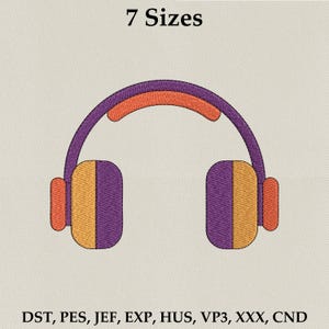 Puede incluir: Diseño bordado de auriculares en morado, naranja y amarillo. El texto "7 Tamaños" está en la parte superior. Debajo de los auriculares están los formatos de archivo: DST, PES, JEF, EXP, HUS, VP3, XXX, CND.