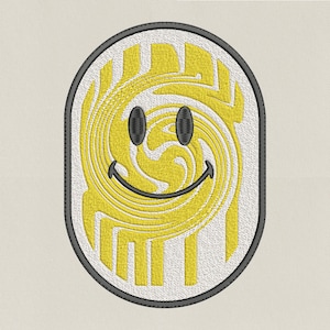 Puede incluir: Parche bordado con una carita sonriente amarilla con un diseño en espiral, ojos negros y boca curvada. El parche tiene un fondo blanco y un borde negro, creando un diseño alegre y divertido.