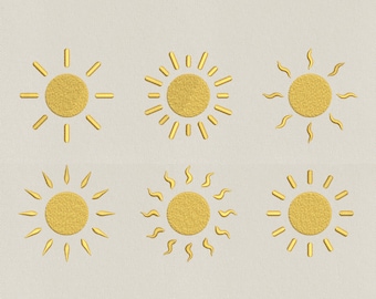 Puede incluir: Diseños de sol bordados en oro, cada uno con un círculo central y líneas o curvas radiantes. La imagen muestra seis patrones diferentes. El texto "8 Sizes" está en la parte superior y las abreviaturas de tipo de archivo en la parte inferior.