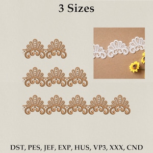 Może przedstawiać: Obraz przedstawiający trzy rozmiary dekoracyjnego wzoru haftu. Wzór przedstawia powtarzający się motyw stylizowanych elementów kwiatowych w kolorze złotym. Mniejszy obrazek przedstawia białą wersję koronkową. Tekst "3 Sizes" znajduje się na górze.