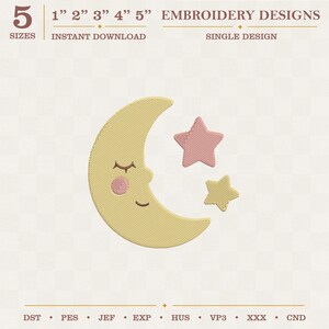 Op de afbeelding: Een borduurontwerp met een lichtgele halve maan met een slapend gezicht, een roze ster en een kleinere gele ster. De tekst luidt 5 SIZES, 1" 2" 3" 4" 5", EMBROIDERY DESIGNS, INSTANT DOWNLOAD, SINGLE DESIGN, en bestandsformaten DST, PES, JEF, EXP, HUS, VP3, XXX, CND.