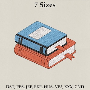 Peut inclure: Motif brodé de deux livres empilés. Le livre du dessus est bleu avec un rectangle blanc, et le livre du dessous est orange avec un signet. Le texte "7 Sizes" est au-dessus des livres, et les formats de fichiers sont listés en dessous.