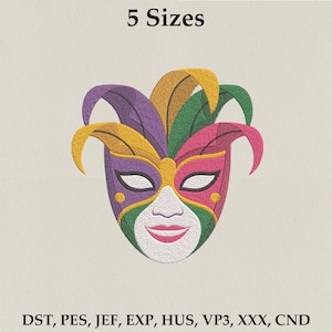 Op de afbeelding: Geborduurd Mardi Gras-masker in goud, paars, groen en roze. Het masker heeft een lachende mond en staat tegen een neutrale achtergrond. De tekst "5 Sizes" staat boven het masker. Borduurformaten staan hieronder.