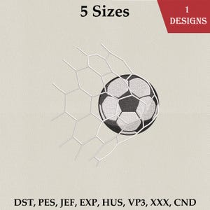 以下が含まれることがあります： サッカーボールがネットに入った刺繍デザイン。ボールは白と黒で、ネットは白です。画像には「5サイズ」と「1デザイン」の文字が含まれています。画像には「DST、PES、JEF、EXP、HUS、VP3、XXX、CND」の文字も含まれています。