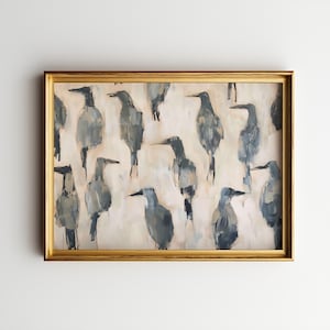 Puede incluir: Pintura abstracta de numerosos pájaros en tonos grises y azules sobre un fondo crema. La obra de arte está enmarcada en un marco rectangular dorado, añadiendo un toque de elegancia a la pieza. Los pájaros están pintados con amplias pinceladas.