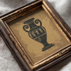 Puede incluir: Impresión enmarcada con una ilustración en negro y dorado de una antigua ánfora griega. El ánfora presenta figuras y diseños detallados. El marco es de madera oscura con un acabado envejecido, lo que realza la estética vintage.