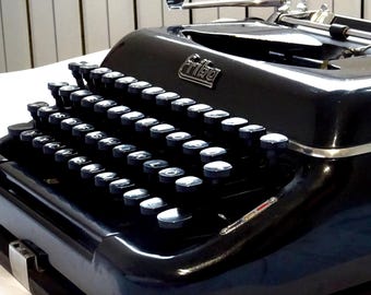 Vintage 1950s Erika Typewriter model 10