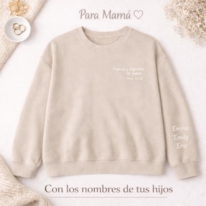 May include: A beige sweatshirt with the text "Para Mamá" and "Fuerza y dignidad la visten - Prov. 31:25". The names "Emma", "Emily", and "Eric" are printed on the sleeve. The phrase "Con los nombres de tus hijos" is at the bottom.